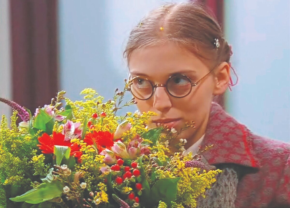 Катя Пушкарева,  умная и скромная героиня из сериала "Не родись красивой", кадр из фильма