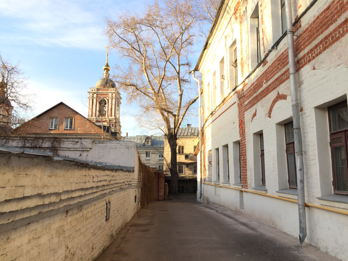 Двор доходного дома Елизаветы Ярошенко. Иногда Москва дарит нам пейзажи в духе Саврасова