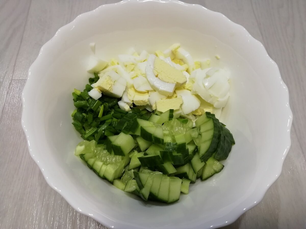 Все ингредиенты измельчаю и соединяю в салатной миске