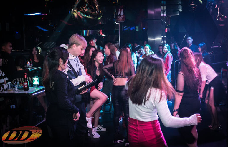 В Китае иностранцам плятят за посещение ночных клубов