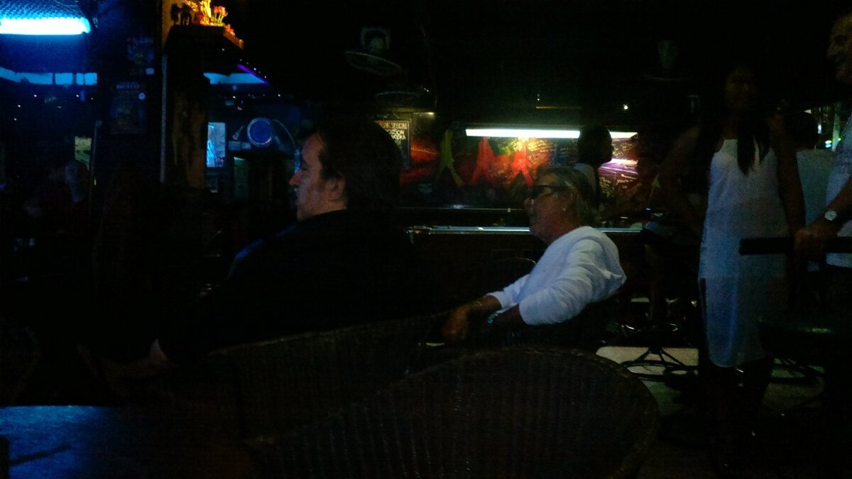 Босс (в белом)