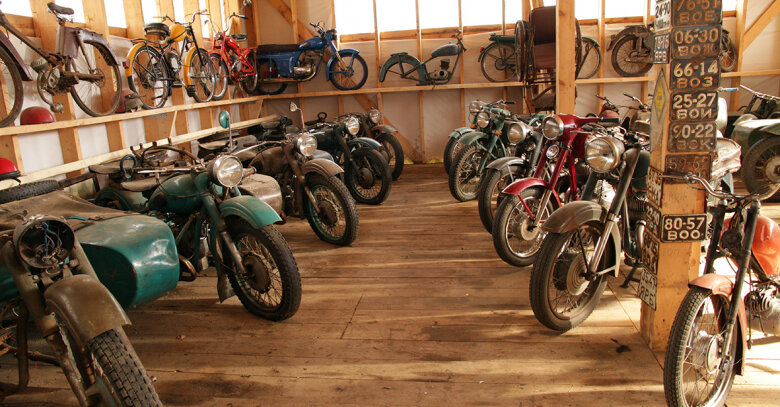 Дмитрий Князев собирает в основном старую советскую технику. Иномарки в его коллекции практически не встречаются. | Фото Алины Махлиной