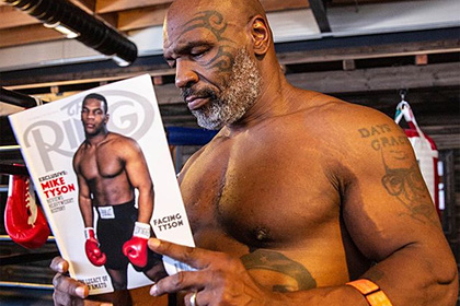 Правила боя американских боксеров Майка Тайсона и Роя Джонса решили изменить. Об этом сообщает The Sun. 
По информации издания, спортсменов обяжут надеть шлемы и перчатки весом 18 унций (510 граммов — прим. «Ленты.ру») для их безопасности. Уточняется, что дополнительные меры было решено принять из-за возраста спортсменов. Инициатива исходит от Всемирного боксерского совета (WBC).