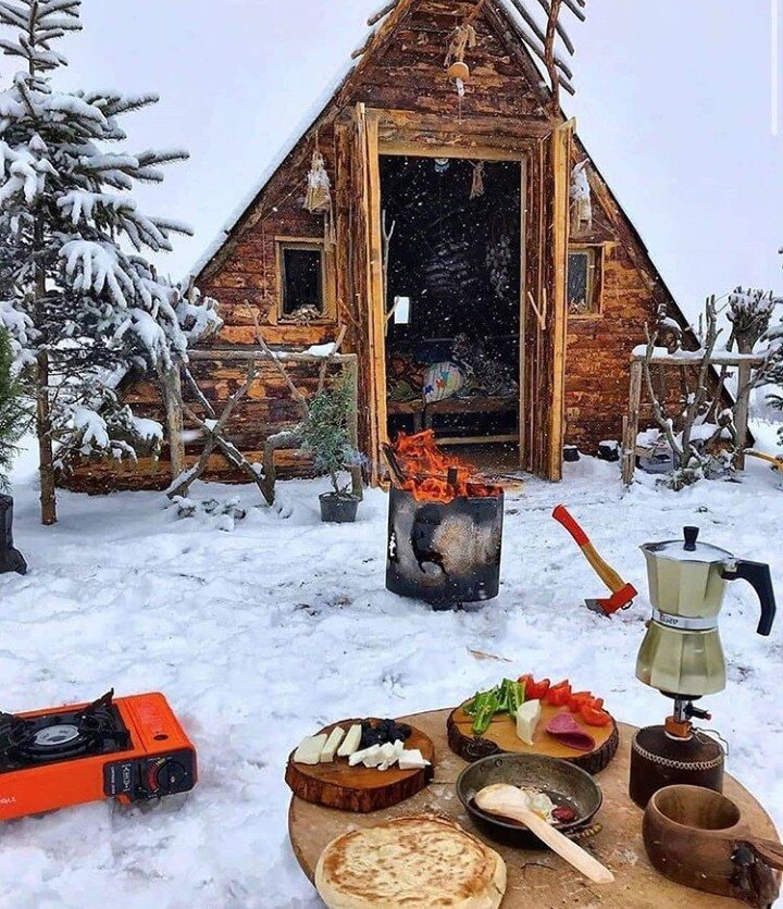 Современный поход — прийти поесть, сделать кучу постановочных фото\ Странный bushcraft