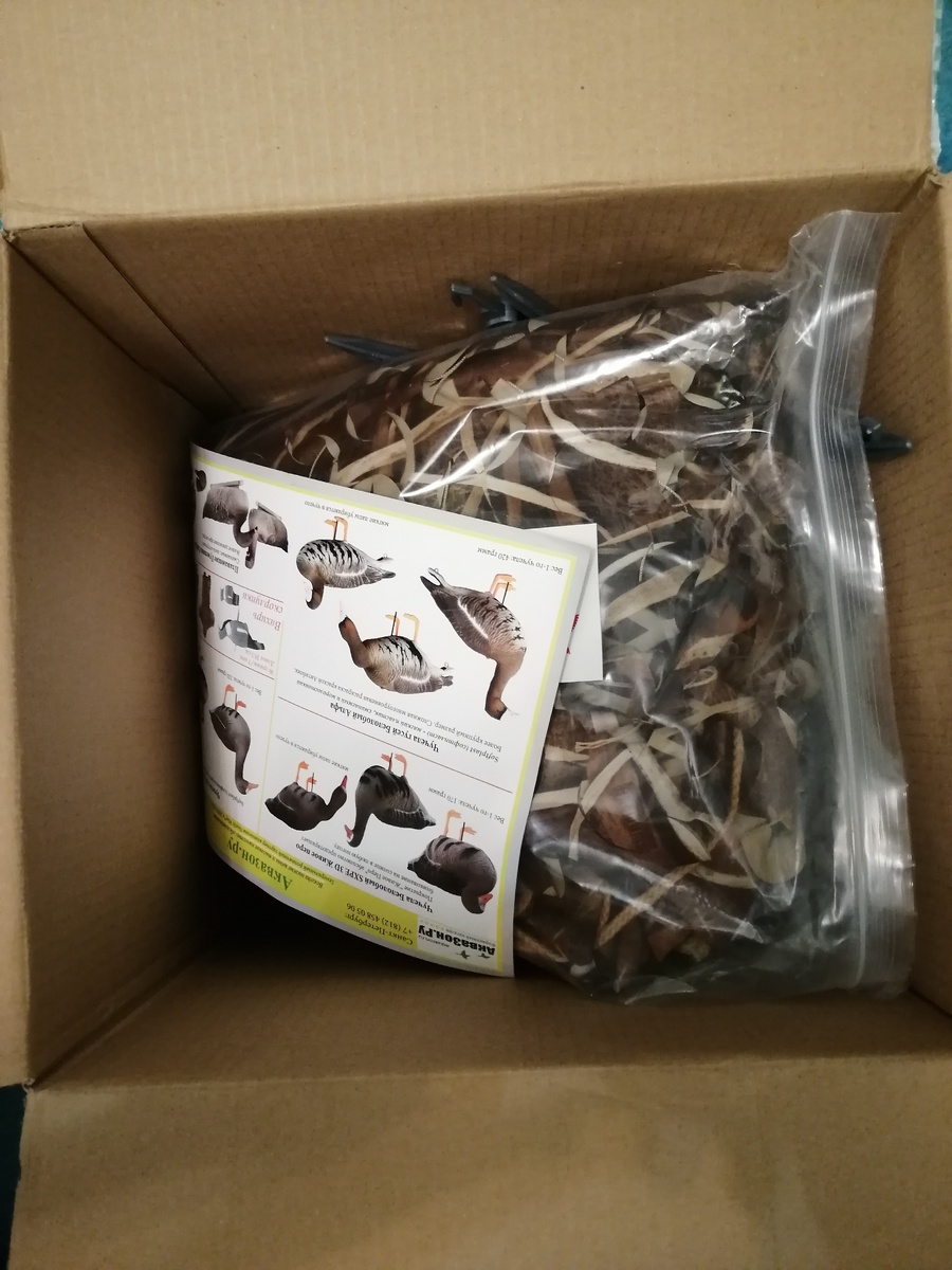 Вскрыли корочку, сверху лежит рекламный проспект и маскировочная сеть.