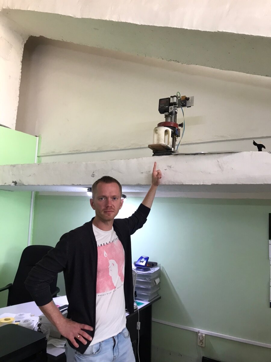 Максим Крохин и его верный помощник - однорукий Джо.