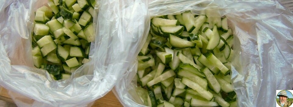 Жена растасовывает огурцы