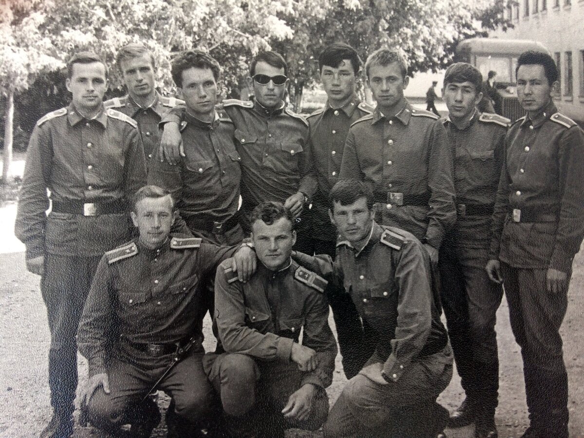  Выпускники 1970 года 4 курс 16 ( часть)  к/о г. Орск. фото Е. Семенова Слева-направо стоят: Евполов В., Гайнутдинов К., Халтурин Н., Яковлев Ю., Хаджи-Оглы Т., Полехин Г., Семенов Е., Фахрутдинов М. сидят: Балакин Н., Найда Ю., Гончаров С.