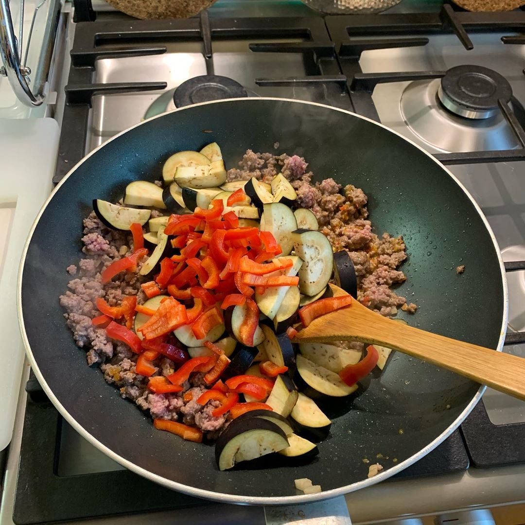 Горячие закуски в сковороде вок. Блюда в сковороде вок. Блюда на сковороде. Сковородка вок. Вкусный ужин.