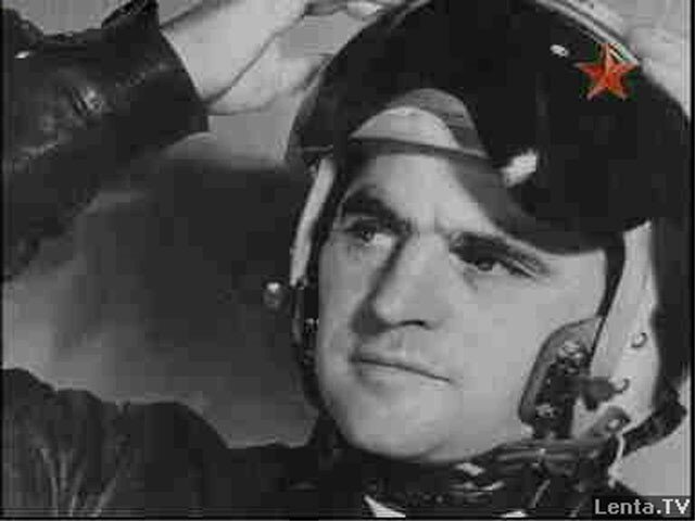 Кадр из фильма "Смертельная вертикаль летчика Гарнаева" Источник https://m.russia.tv/brand/4854/videos/episode/255620/255620