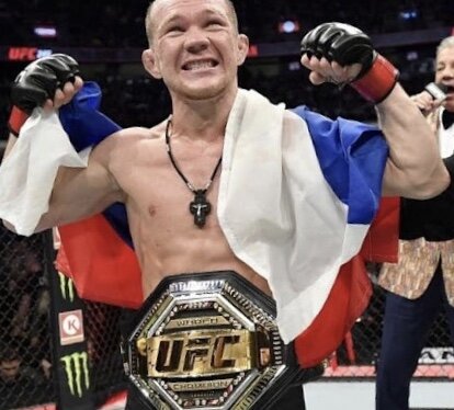 Пётр Ян с чемпионским поясом UFC