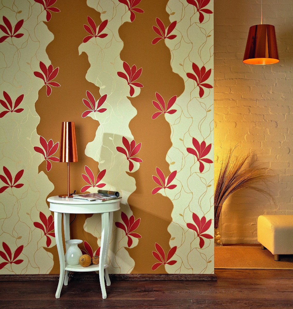 Потребуются бумажные обои и краска для внутренних работ. Просто окрашенная "под горчицу" стена или просто эти бумажные обои выглядели бы  одинаково уныло, правда?