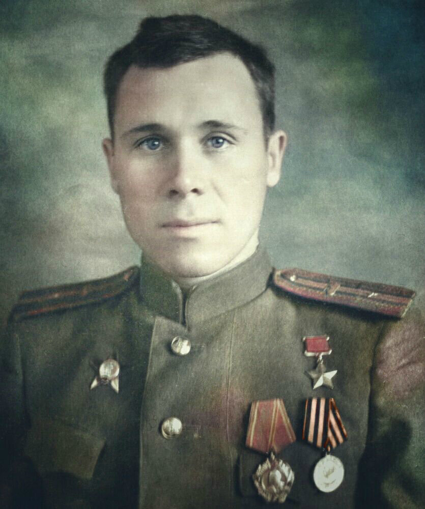 Чемодуров Вячеслав Иванович. Время съемки: 10.10.1947. На момент подвига — командир пулеметного расчета 9-й роты 858-го стрелкового полка 283-й стрелковой Краснознаменной дивизии 3-й армии Центрального фронта, сержант