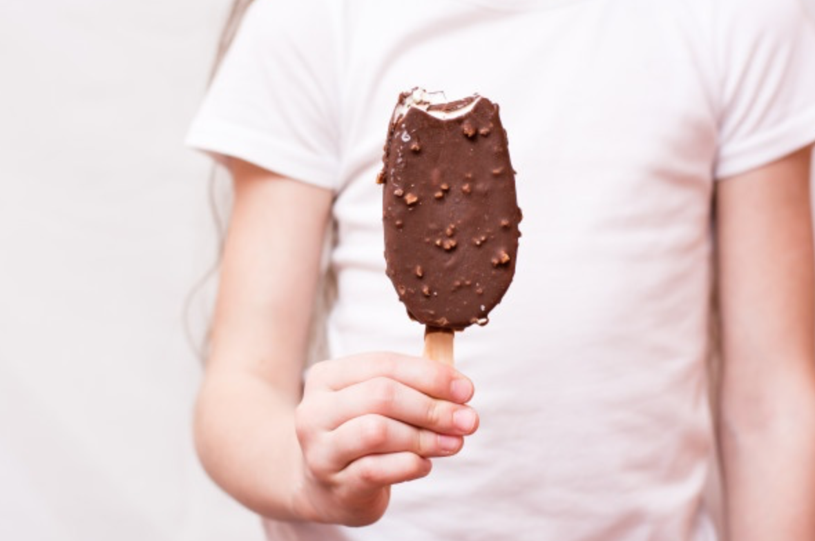 Девушка держит мороженое в руках. Девушка держит в руках шоколадку. Девушка с эскимо. Человек с эскимо в руках. Девочка эскимо