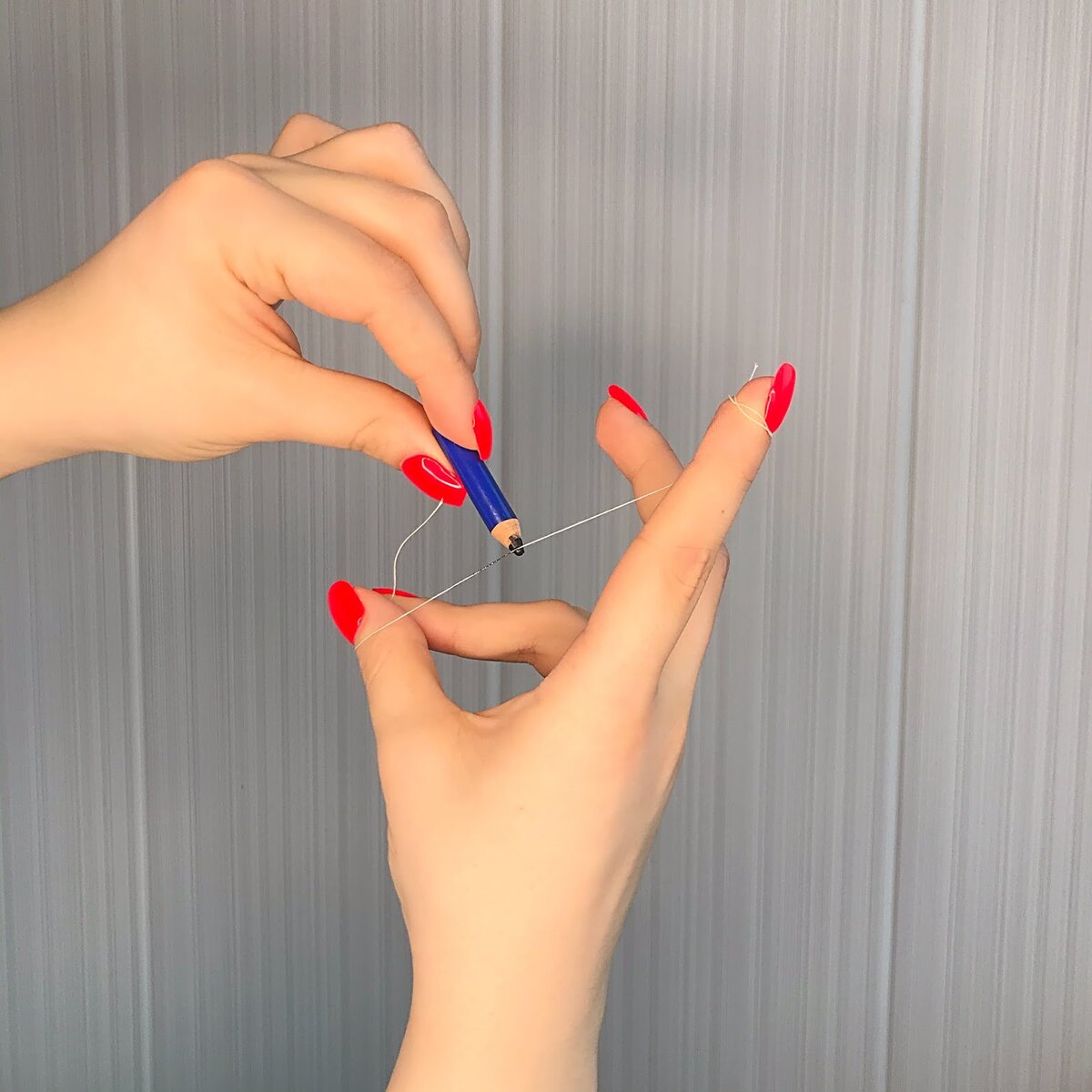 Рис.2 - Карандашом проходим по середине нити, чтобы ей было легко рисовать.