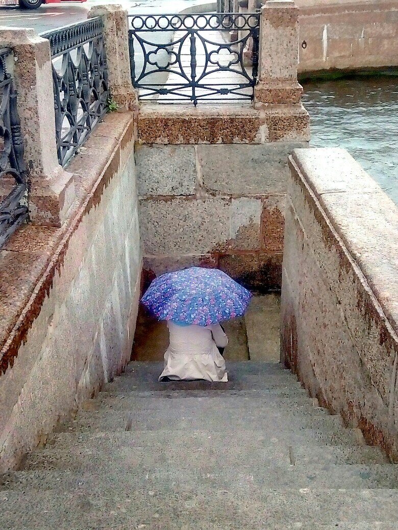 Сидеть так низко у спуска к воде могут только люди с заложенными носами! Фото автора