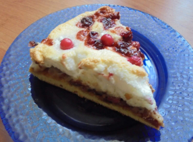 бисквит с меренгой и смородиновым сиропом
