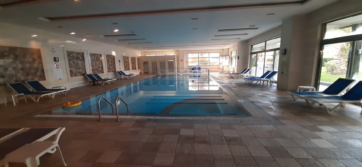 Закрытый бассейн при отеле. Работает с 8 утра до 18.00