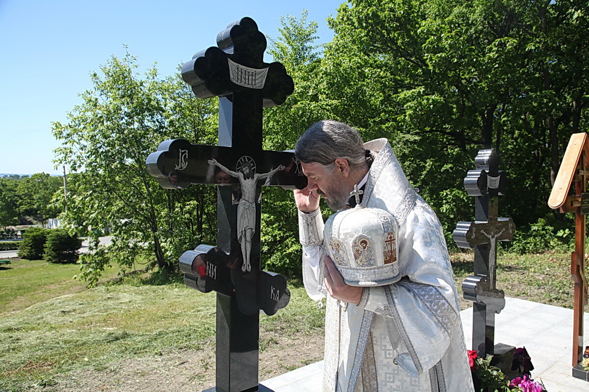 могилы священников. старцев на кладбище. введенское кладбище могила старца захария. ваганьковское кладбище святой валентин амфитеатров. целует крест.