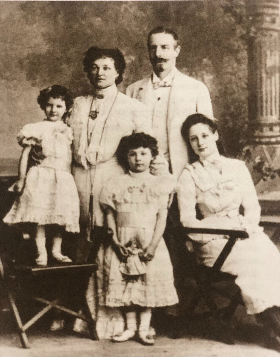 Генрих Генрихович с супругой и дочерьми. Фото 1900 года