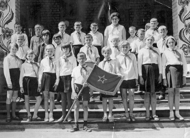 1 сентября всегда было торжественным днем. Ученики возвращались в школы после летних каникул и приходили на линейки в свежо выглаженной форме и с большими букетами.-15
