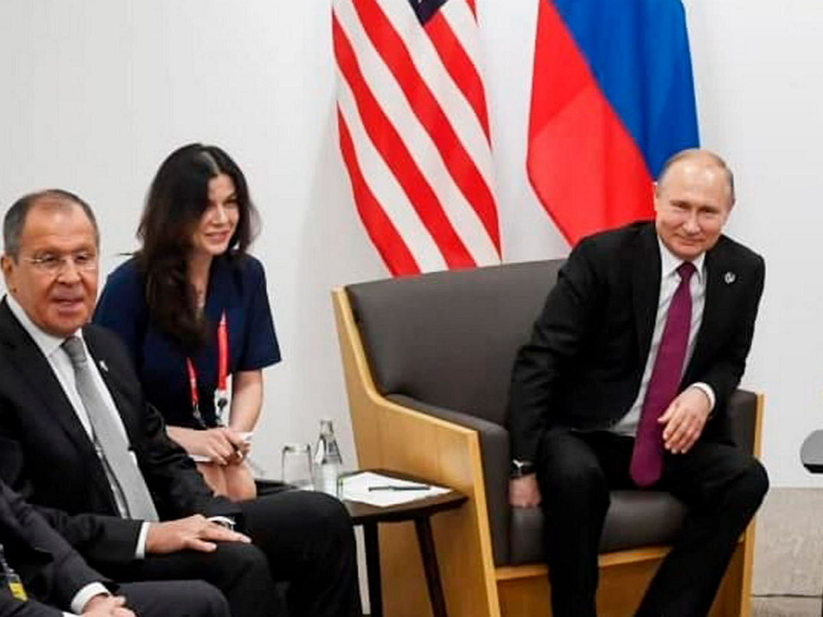 Скромная девушка... 