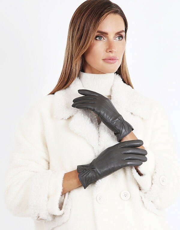 Фотография девушки в перчатках из кожи
