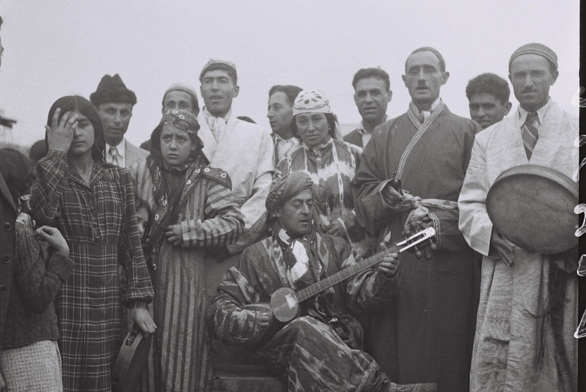 Группа иммигрантов из Бухары в лагере иммигрантов в Атлите / Фотограф Золтан Клюгер / Национальная коллекция фотографий Израиля