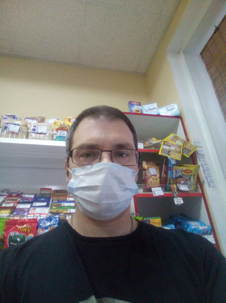   После того, как ушла на больничный уже второй сотрудник, женщина продавец,(у нас их по штату всего две), я заступил на ее рабочее место. Через день у меня пропало обоняние. Я мог чувствовать лишь три вкуса:горький, сладкий и соленый, но запахи я не чувствовал. Спустя три дня я постепенно начал различать и запахи.