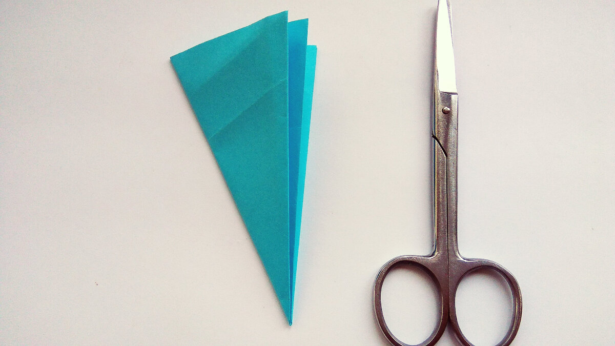 Объёмная снежинка оригами из цветной бумаги