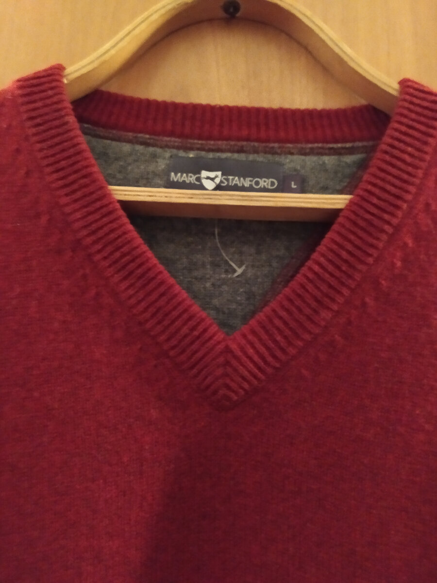 Пуловер из шерсти.