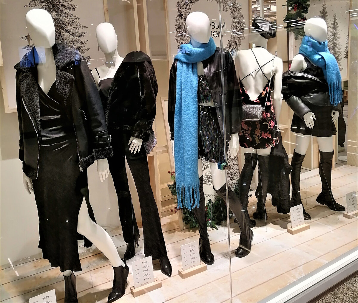 Новогодняя витрина - так предлагает одеться на Новый год Stradivarius