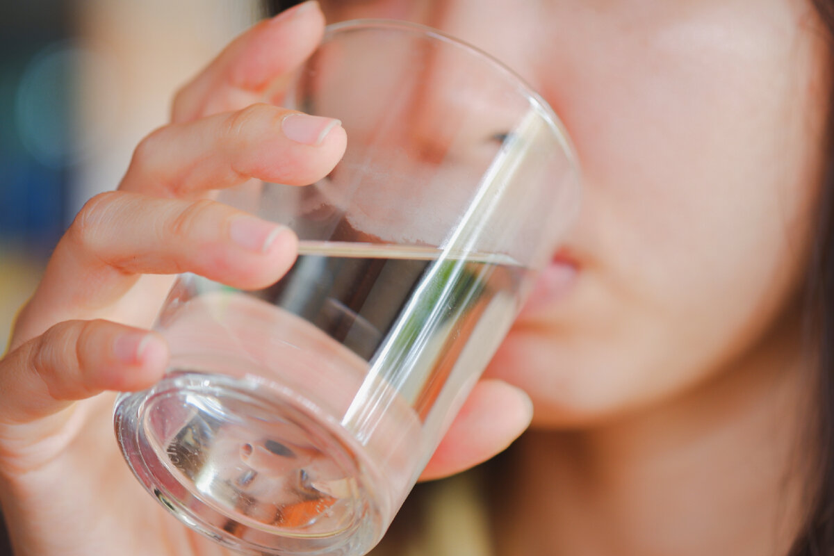 Обильное питье картинка. Пить горячую воду. Пить воду утром. Чем полезна горячая вода. Девушки и один стакан.