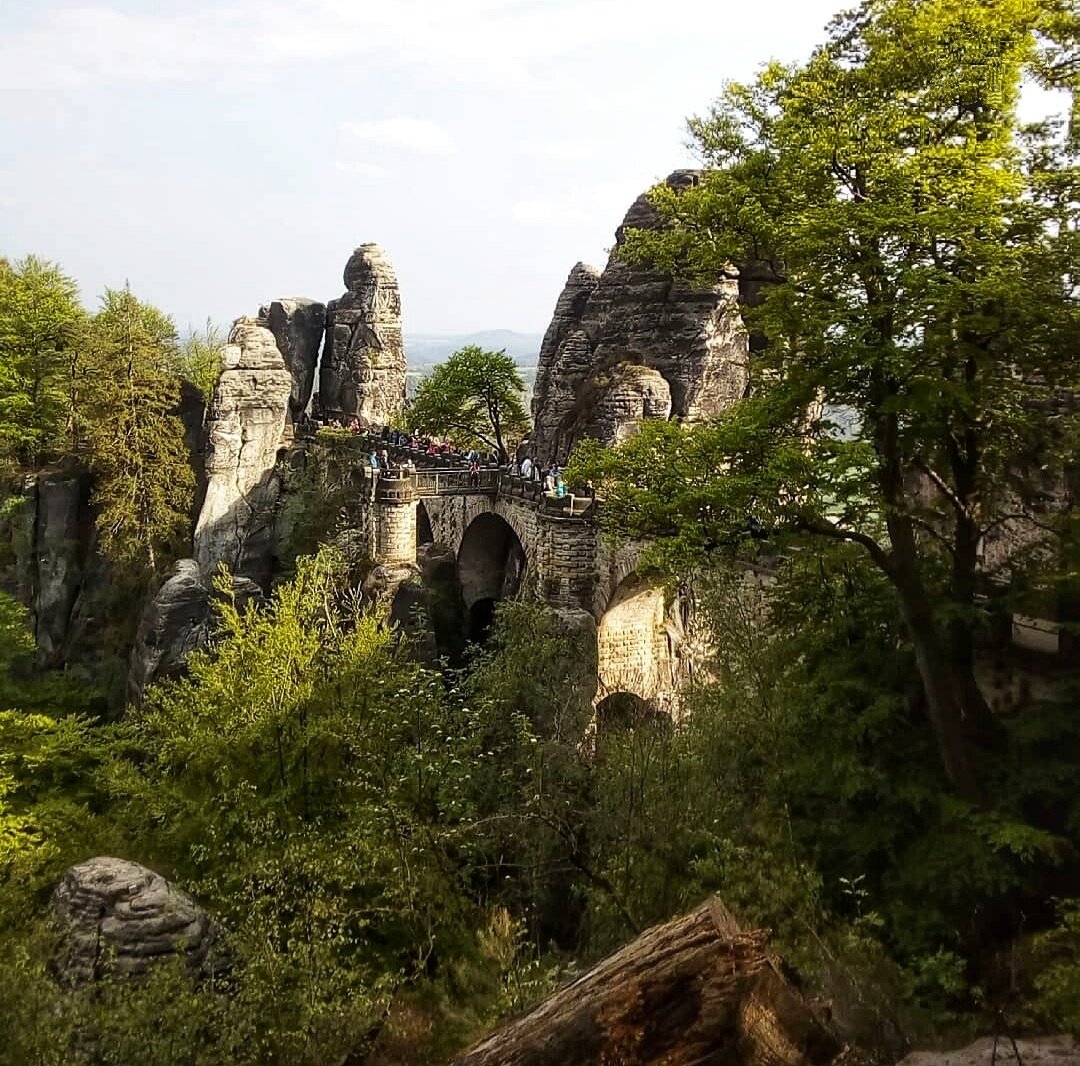 Мост Бастай. Людей на мосту немало.