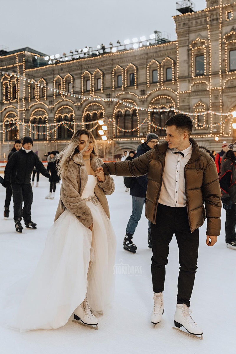 Мы решили отснять зимнюю ⛄ свадебно-романтичную фотосессию. В качестве локации выбрали один из самых красивых катков в Москве — ГУМ-каток на Красной площади.-1-3