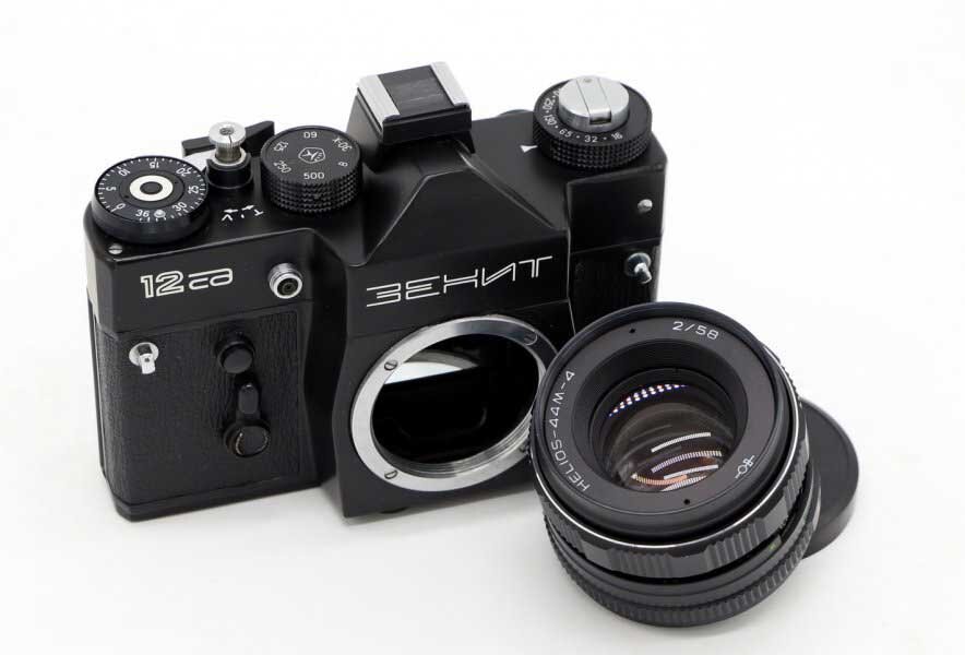 Модель выглядела как зеркальный однообъективный малоформатный фотоаппарат с полуавтоматической установкой экспозиции.