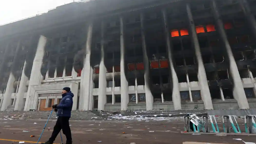 Фото из разряда сюрреализма: горящее здание и мужчина с палками для скандинавской ходьбы 