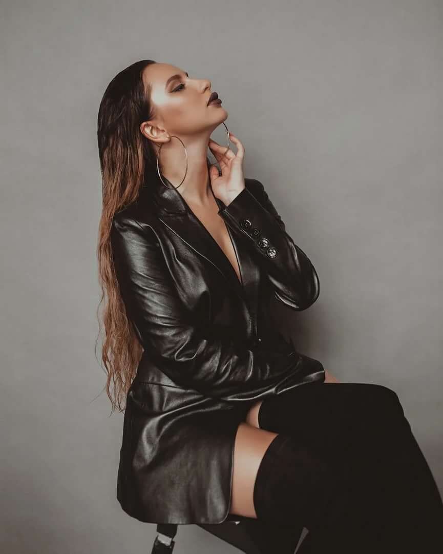 Фотоподборка образов Анны Асти в её фирменном стиле