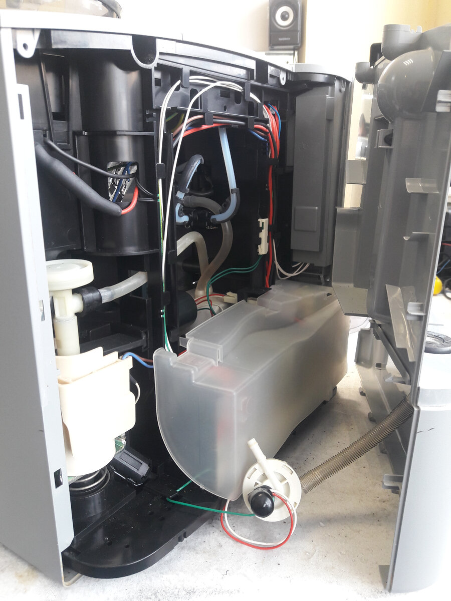 Всем здравствуйте! Сегодня у нас на ремонте кофемашина Bosch VeroCafe Latte TES 50321 с диагнозом постоянно просит промыть систему.-5