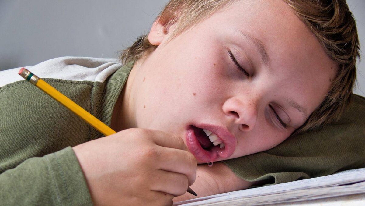 Почему когда спишь изо рта текут слюни. Дети с открытым ртом. Школьник с открытым ртом. Слюнотечение у ребенка.