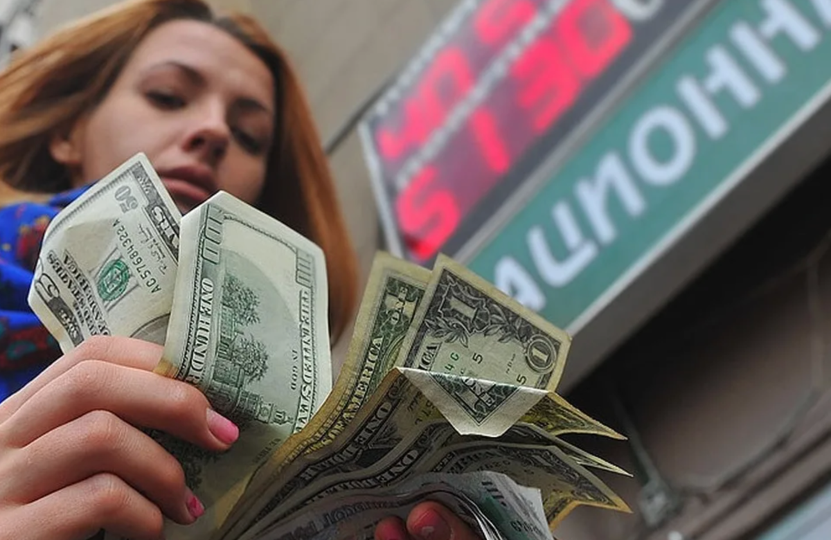 Доллары в рубли показать. Доллары в рубли. Фото доллар и рубль. Валюта в руках. Долар на руб.