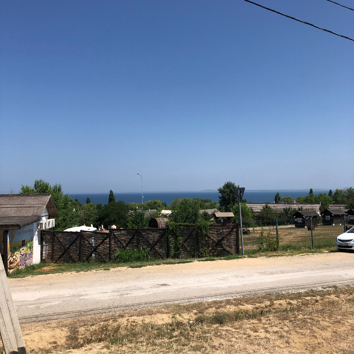 Вид с парковки... грунтовой и пыльной