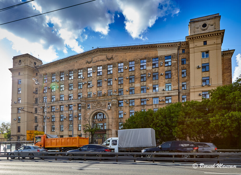 Шоссе Энтузиастов 17. Здание построено в 1957 году. Здание принадлежало ВНИИЭК - Всесоюзному научно-исследовательскому и проектно-технологическому институту электрокерамики. В настоящий момент в ем располагается бизнес-центр.
