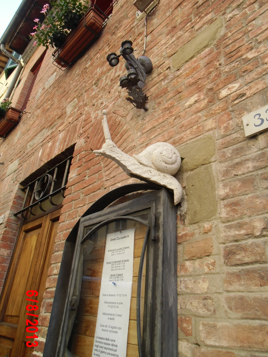 Символ контрады Улитка (галерея - стрелка вправо).