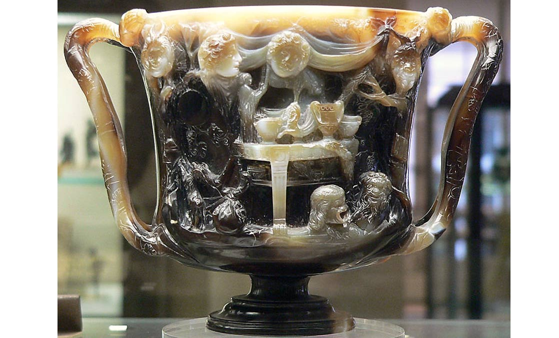 Вид спереди на Чашу Птолемеев.