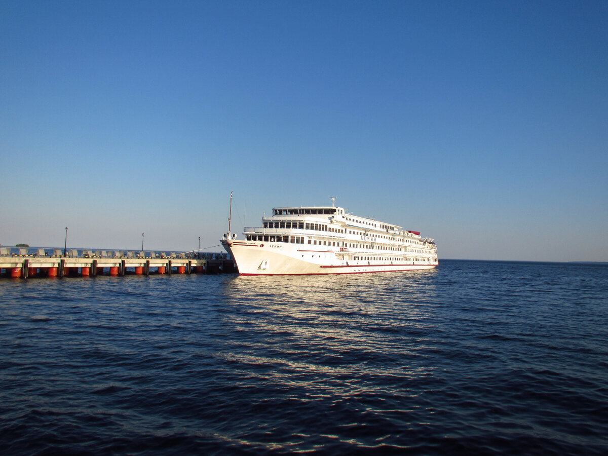 Теплоход "Ленин" у пирса острова Коневец