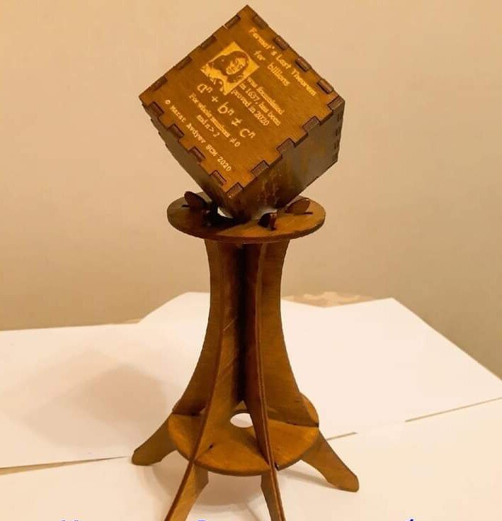 Доказательство уместилось на гранях этого деревянного кубика для детского творчества.