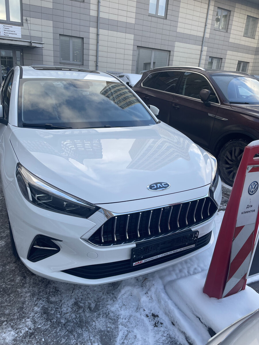 Китайский седан JAC j7