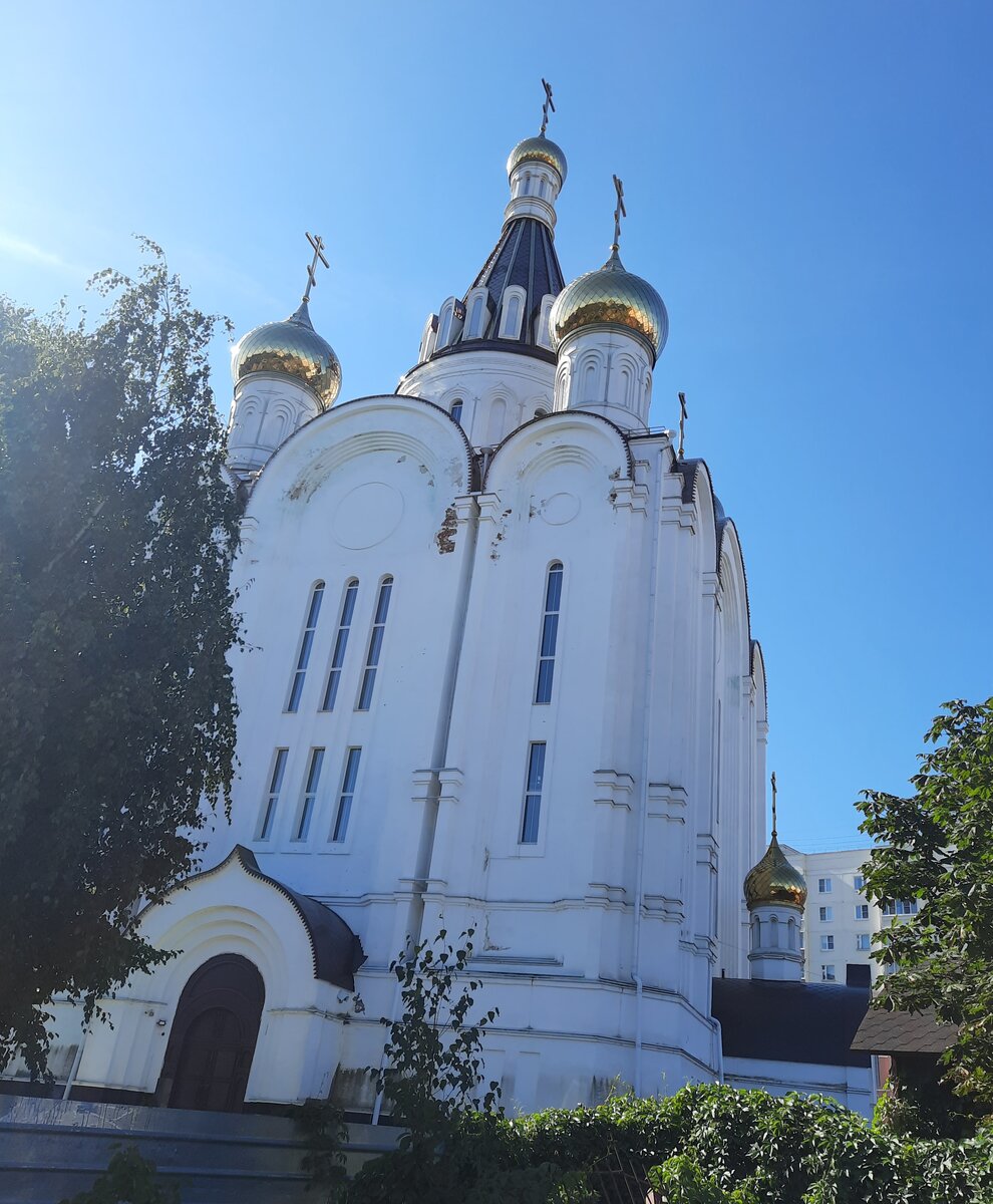 На территории располагается два храма: храм Серафима Соровского ( деревянный) и храм Покрова Богородицы (белокаменный)