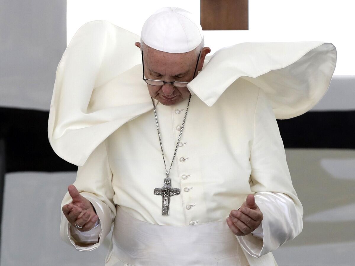    Папа римский Франциск во время молитвы за мир на Среднем Востоке на Бари, Италия © AP Photo / Alessandra Tarantino